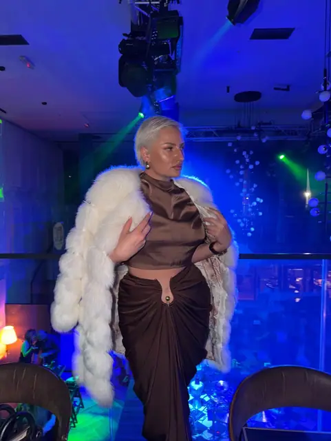 Tamara u belom krznu na događaju