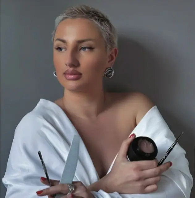 Tamara Đorđević u beloj košulji sa turpijom, četkicom i gelom